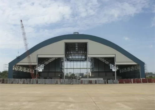 Hanggar pesawat menggunakan bentang lengkung baja pre-engineered di bandara Tan Son Nhat